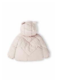 Svetlo roza puffa jakna z našitim chevron vzorcem, zaobljenim pokrovom s ušesi medvedka in elastičnimi manšeti. Nežna, oblazinjena tekstura.