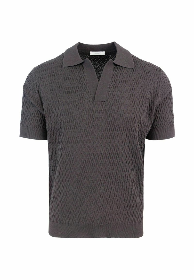 Polo shirt grigio scuro a maniche corte con un motivo a zigzag testurizzato, apertura a v, e colletto a contrasto con finitura liscia.