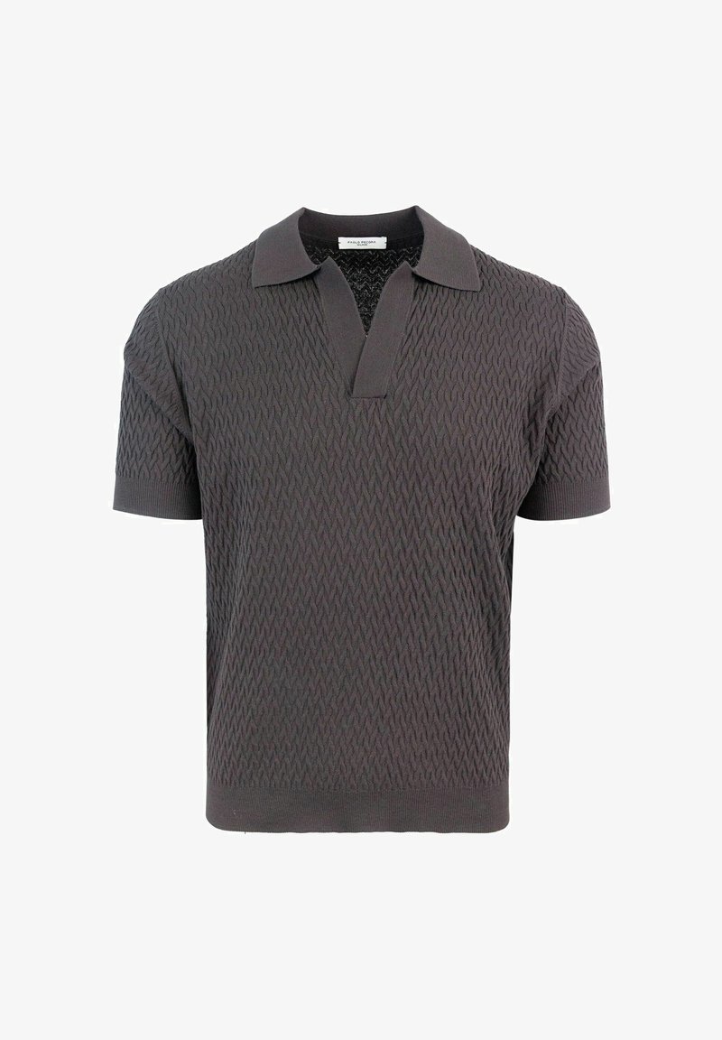 Polo shirt grigio scuro a maniche corte con un motivo a zigzag testurizzato, apertura a v, e colletto a contrasto con finitura liscia.