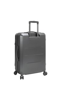 Hartschalentrolley in Dunkelgrau, ausgestattet mit einem ausziehbaren Griff, vier Rollen, einem Seitengriff und horizontalen Rillenakzenten auf der Oberfläche.
