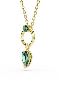 Gouden ketting met een gouden ringhanger met een kleine ronde en een grotere peer-vormige groene edelsteen.