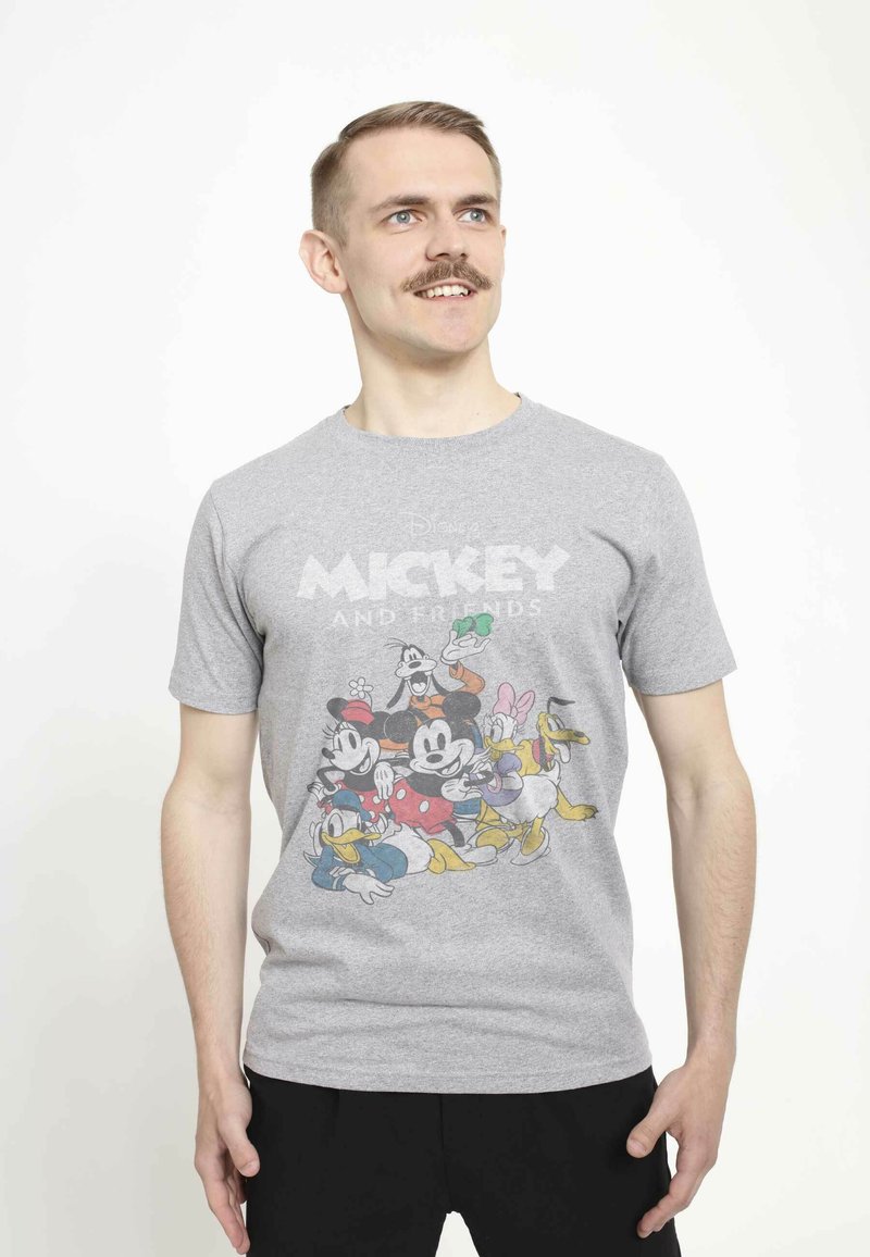 Camiseta de algodón gris con un gráfico colorido de personajes de Disney, incluyendo a Mickey Mouse y sus amigos, con cuello redondo y mangas cortas.