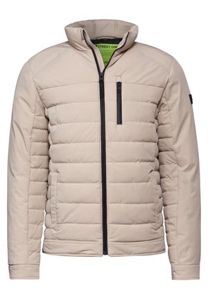 Beige pufferjack met een verticaal gestikte patroon, hoge kraag, een rits aan de voorkant en een ritszak op de borst; gemaakt van een gladde, matte stof.