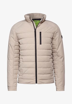 Beige pufferjack met een verticaal gestikte patroon, hoge kraag, een rits aan de voorkant en een ritszak op de borst; gemaakt van een gladde, matte stof.