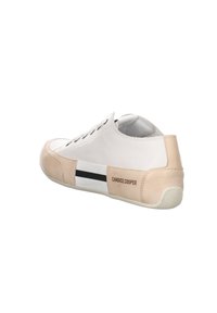Sneaker in pelle bianca con accenti beige, punta arrotondata, dettaglio a striscia nera e suola in gomma testurizzata. Logo sul tallone. Design moderno e a profilo basso.