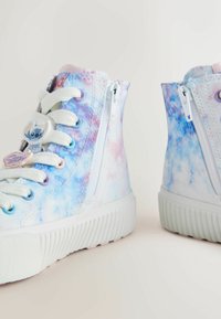 Høje sneakers i pastelfarvet tie-dye stof, med hvide snørebånd, en sidelukning og et karakterakkent på snørerne. Tekstureret gummisål.
