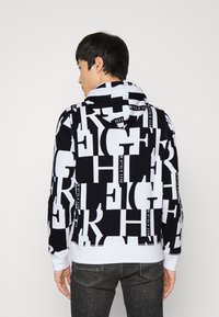 Tommy Hilfiger BLOCKED HOODIE - Camisola - desert sky/white