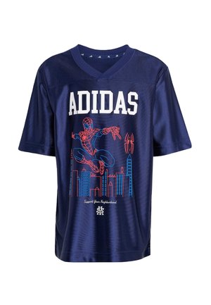 Granatowy T-shirt Adidas z grafiką Spider-Mana wyrzucającego sieć i panoramą miasta w czerwono-niebieskiej linii na przodzie.