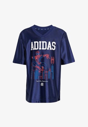 Mørkeblå Adidas T-shirt med Spider-Man spindelvævs-kastende grafik og byskylines i rød og blå linjekunst på forsiden.