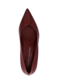 Escarpin verni bordeaux à bout pointu avec "sergio levantesi made in Italy" imprimé sur la semelle intérieure, vu de dessus.
