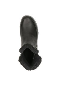 Botín negro hasta el tobillo, hecho de cuero suave con un forro sintético negro y esponjoso. Punta redondeada y suela texturizada. Abierto en la parte superior.