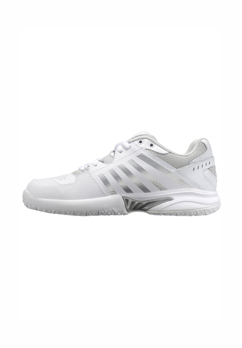 Sneaker atletico bianco con strisce grigie angolate, tallone in rete, suola testurizzata e lacci, mostrato in profilo laterale su sfondo bianco.