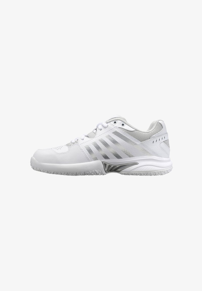 Sneaker atletico bianco con strisce grigie angolate, tallone in rete, suola testurizzata e lacci, mostrato in profilo laterale su sfondo bianco.