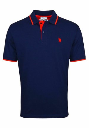 Marineblaues Polohemd mit rotem Besatz am Kragen, Ärmelkanten und Knopfleiste, mit kleinem roten besticktem Logo auf der Brust.