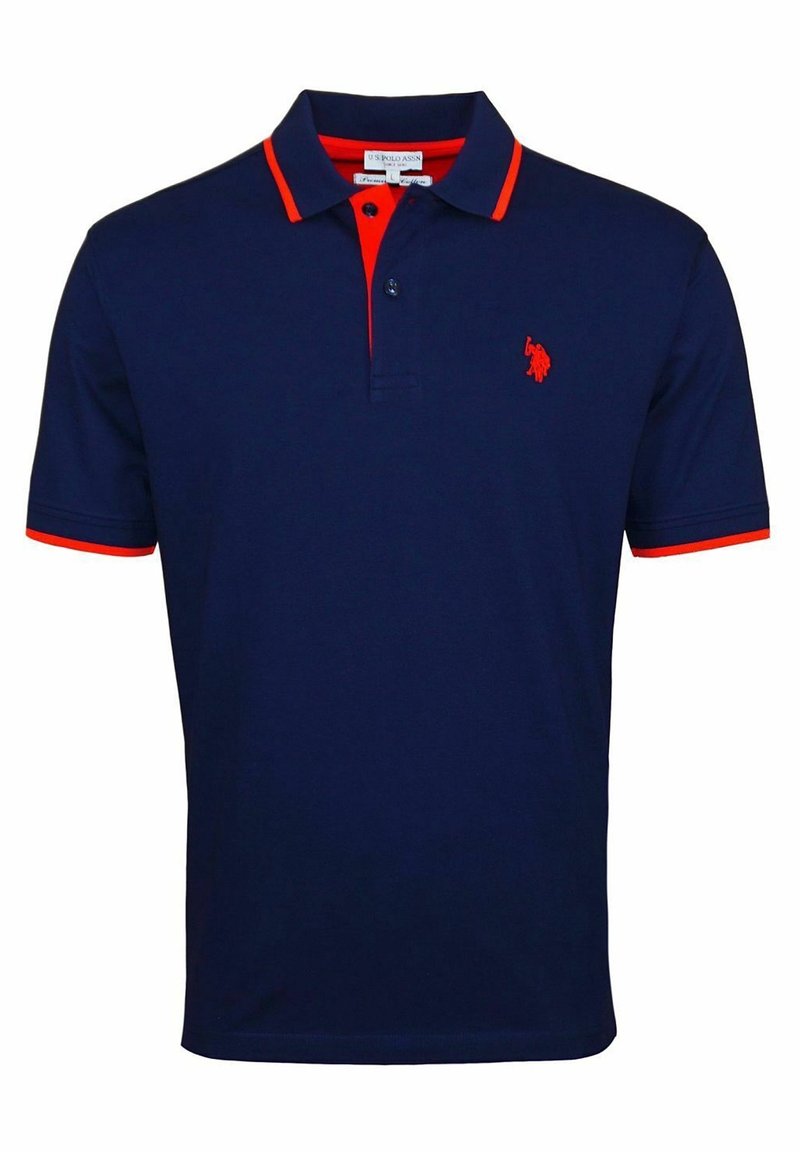 Polo bleu marine avec bordures rouges sur le col, les bords des manches et la patte de boutonnage, avec un petit logo rouge brodé sur la poitrine.