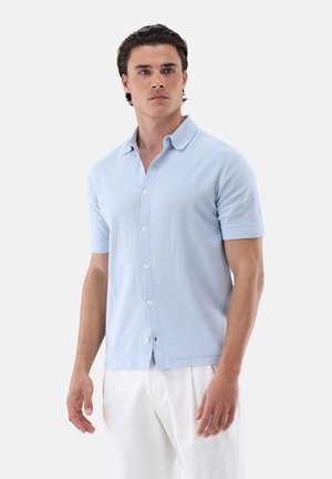 Hellblaues kurzärmeliges Button-Down-Hemd aus glattem Stoff, mit einem klassischen Kragen und fünf Knöpfen vorne, versehen mit einem geraden Saum.