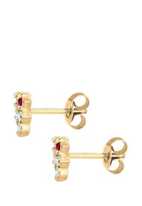 Boucles d'oreilles en or avec trois pierres transparentes et une touche rouge, dotées d'un design texturé et d'une fermeture sécurisée à poussoir.