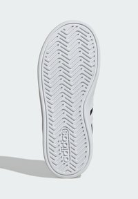 Bijeli gumeni potplat cipele s uzorkom riblje kosti i logotipom "adidas", s rebrima za bolje prianjanje i stabilnost.