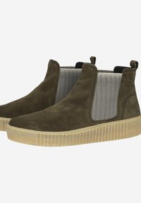 Botas de ante verde oliva hasta el tobillo con paneles laterales elásticos, suela de goma acanalada y lengüetas. Patrón de espiga texturizado en el interior.