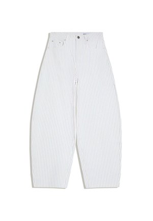 Białe luźne spodnie z cienkimi pionowymi niebieskimi paskami, z przodu guziki, kieszenie oraz szerokie zwężane nogawki.