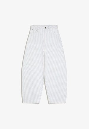 Biele voľné nohavice s tenkými vertikálnymi modrými prúžkami, predným gombíkom, vreckami a širokými zužujúcimi sa nohavicami.