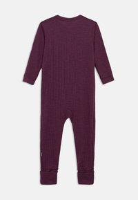 Burgundia pikad varrukadega ühes tükis bodi ribitud tekstuuriga. Omadused: pikendatud varrukaotsad ja pehme ümar kaelus. Tagumine vaade näitab kogu pükspoole pikkust.