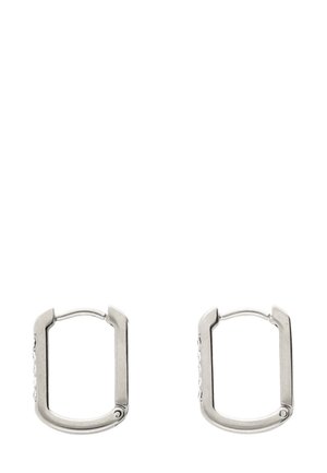 Zilverkleurige metalen oorringen met een rechthoekige vorm. Gladde oppervlakte met een subtiele decoratieve detail aan één zijde.