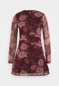 Långärmad klänning med en mörk bourgogne bakgrund, prydd med ett blommönster i rosa och krämfärgade nyanser; design med samlad midja, rund halsringning.