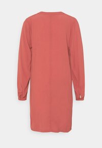 Langärmliges Kleid aus korallenfarbenem Stoff, mit tief sitzendem Taillendesign, rundem Ausschnitt, geknöpften Manschetten, glatter Textur und einer Länge bis zur Mitte des Oberschenkels.