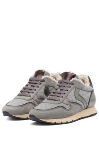 Graue Sportschuhe mit Obermaterial aus Wildleder und Filz, mit einem mit Lammfell gefütterten Kragen, dünnen Schnürsenkeln und Gummisohle. Akzentuiert mit dunklen Lederdetails.