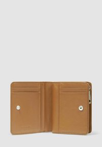 Portafoglio in pelle marrone chiaro aperto che mostra molteplici scomparti per carte e due tasche con bottone a pressione su uno sfondo grigio chiaro uniforme.