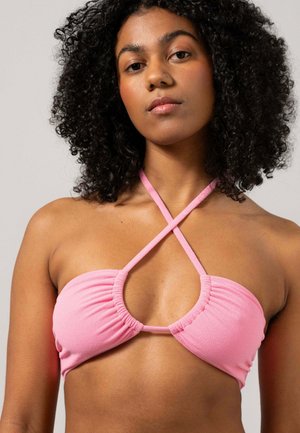 Roze halter bikini top van textuurstof met geplooide details en kruisbandjes. Open halslijn met een ronde uitsparing.