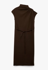 Vestido marrón sin mangas con cuello alto, que presenta un lazo en la cintura. Está hecho de un tejido suave con una textura lisa.