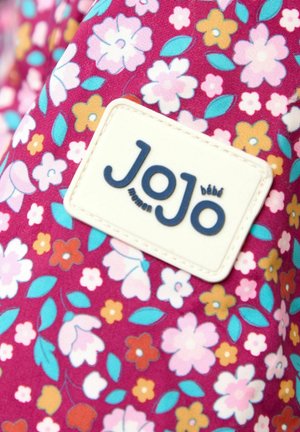 Lillelillelise kott roosa ja lilla toonides, millel on erinevaid värvilisi lilli ja valge silt "JoJo" brändimisega.