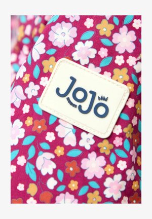 Bolsa de tela floral en tonos de rosa y púrpura, con una variedad de flores coloridas y una etiqueta blanca con la marca "JoJo".