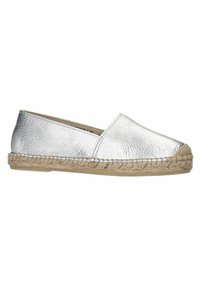 Zilveren leren espadrille met een ronde neus, jute touwrand en platte rubberen zool. Textuur oppervlak met een gladde, metallic afwerking.