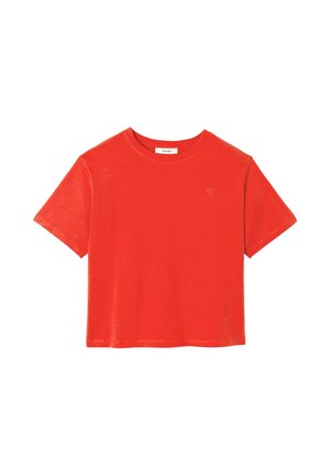 T-shirt court à manches courtes de couleur rouge vif avec col rond et petit logo brodé sur la poitrine, présenté sur un fond blanc.