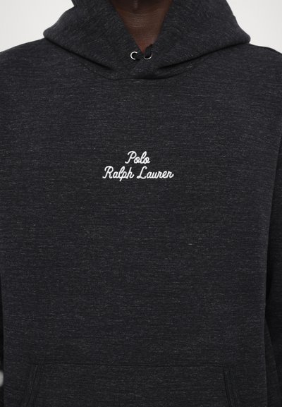 Ciemnoszara bluza z kapturem wykonana z fakturowanej tkaniny. Posiada wyszywane logo "Polo Ralph Lauren" w białym kolorze na piersi. Zawiera kieszeń z przodu.