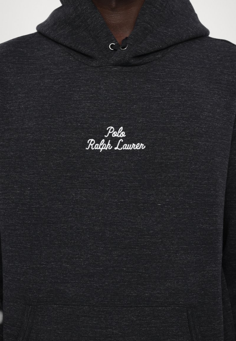 Dunkelgrauer Hoodie aus strukturiertem Stoff. Verfügt über ein gesticktes "Polo Ralph Lauren"-Logo in Weiß auf der Brust. Enthält eine Fronttasche.