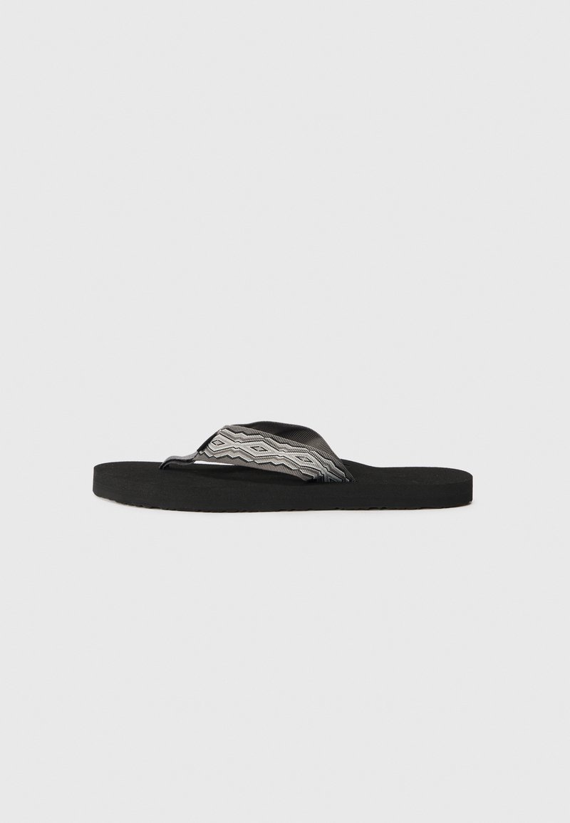 Svart flip-flop med en teksturert såle og et mønstret tekstilrem med geometriske design i grått og hvitt.