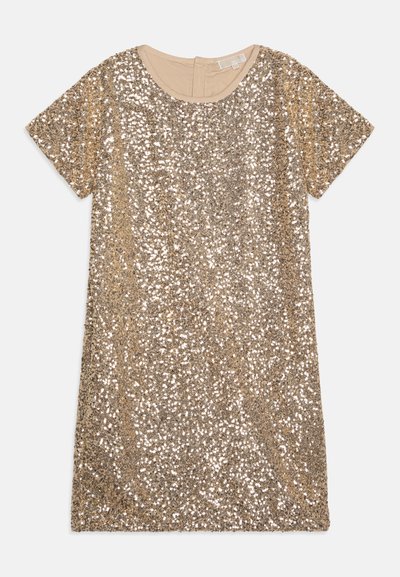 Robe à manches courtes recouverte de sequins dorés avec un col rond et un dos beige, présentant un design simple à coupe droite.