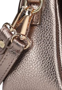 Metalen rosegouden handtas van textuurleer, met een gouden sluiting en strap, waarin gedetailleerde stiksels en accenten worden benadrukt.