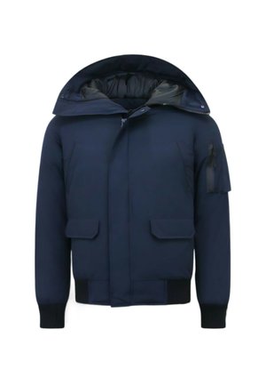 Donkerblauwe gewatteerde jas met capuchon, twee klepzakken aan de voorkant, geribde manchetten en een zak met rits op de linkermouw.