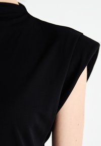 Vero Moda VMWILLOW HIGH NECK - Μπλουζάκι με στάμπα - black