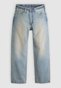 Jean en denim bleu clair à coupe décontractée, cinq poches, fermeture à bouton et zones délavées sur le devant des cuisses.
