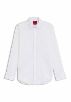 Chemise blanche à manches longues en tissu lisse, avec un col classique, une patte de boutonnage et un ourlet arrondi, les poignets retroussés.