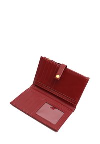 Portafoglio in pelle rossa con una texture liscia, dotato di scomparti per carte, una sezione trasparente per l'ID e una chiusura a scatto. Accessori in oro.