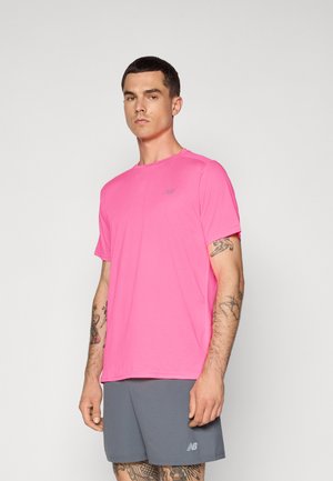 T-shirt de sport rose vif en tissu léger, avec un col rond et des manches courtes, accompagné de shorts gris.