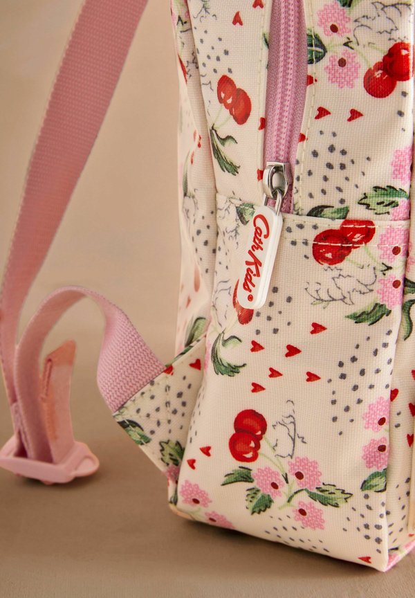 MEDIUM HEARTS – Tagesrucksack – ecru cherry