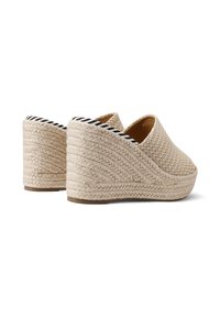 Sandali con zeppa con tomaia in tessuto beige intrecciato, dotati di una piattaforma stile espadrilles con texture e fodera interna a righe bianco e nero.